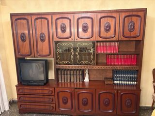 Mueble aparador de madera con vitrina