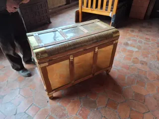 Baúl antiguo madera y metal