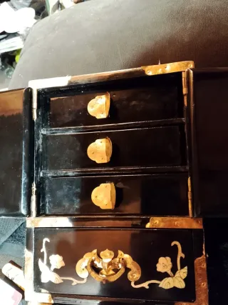 Antiguo joyero chino negro con detalles dorados