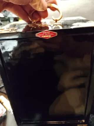 Antiguo joyero chino negro con detalles dorados