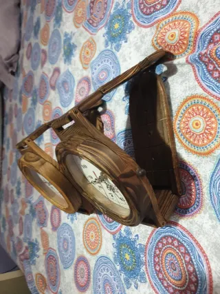 Reloj de madera decorativo