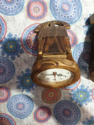 Reloj de madera decorativo