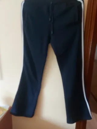 Pantalón de chándal negro con detalles