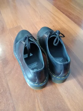 Zapatos Dr. Martens negros veganos.