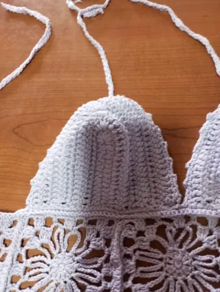 Top uncinetto floreale