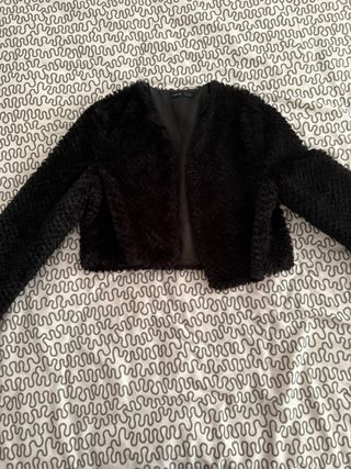 Abrigo corto negro peludo