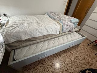 Cama doble con cajones