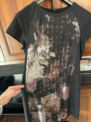 Vestito nero con stampa floreale