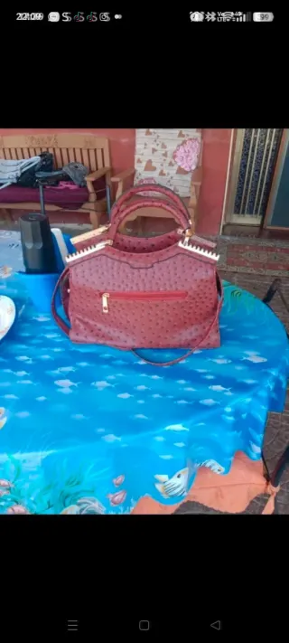 Borsa donna in pelle rossa con dettagli oro