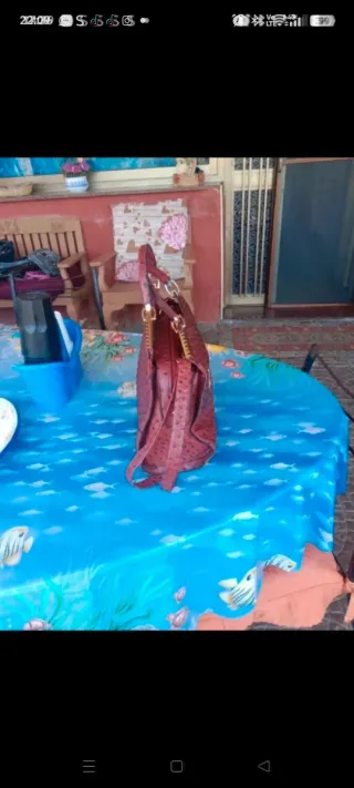 Borsa donna in pelle rossa con dettagli oro