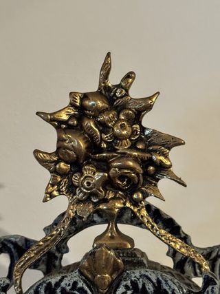 Reloj de sobremesa antiguo con figuras