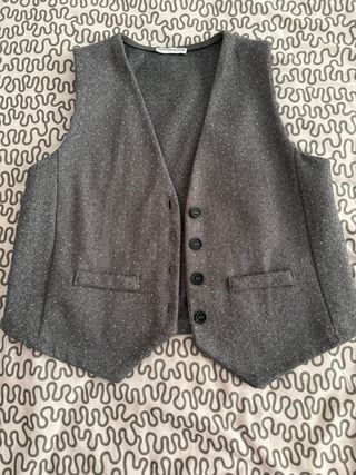 Chaleco gris con puntos blancos