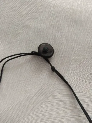 Collar largo de cuentas negras, marfil y gris.