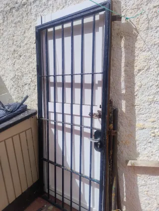 Puerta de hierro con reja