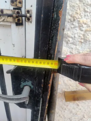 Puerta de hierro con reja