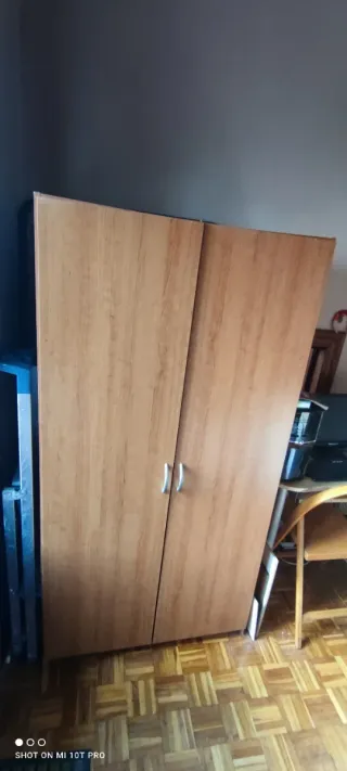 Armario de madera color beige/marrón