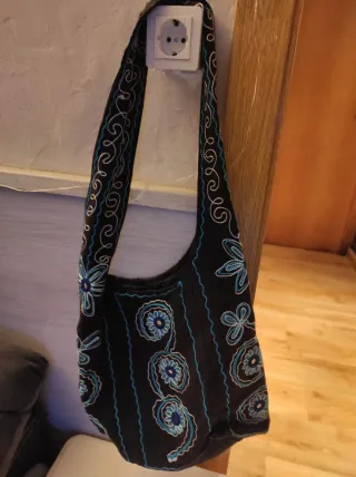Bolso negro con bordados florales azules