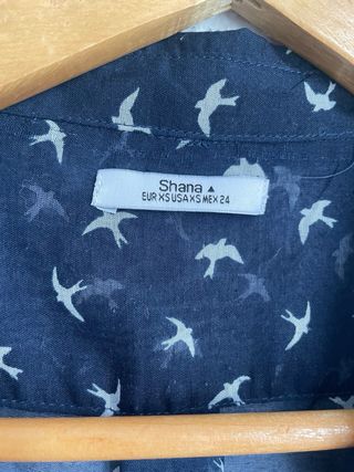 Camisa azul marino con golondrinas