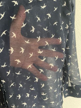 Camisa azul marino con golondrinas