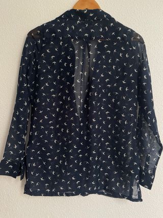 Camisa azul marino con golondrinas