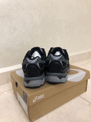 Asics Gel negras y grises