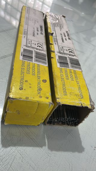 Grupo de soldar con máscara y accesorios