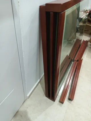 Mesa de comedor de madera con cristal extensible