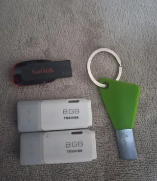Confezione di pendrive. 12€ (3€ /unità)