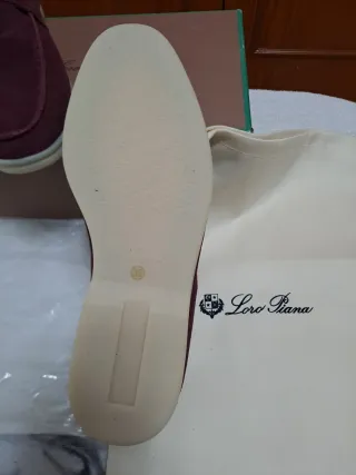 Zapatos de vestir morados con detalle dorado