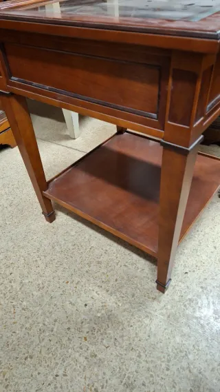 Mesa auxiliar de madera con cristal