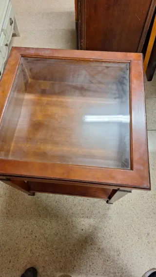 Mesa auxiliar de madera con cristal