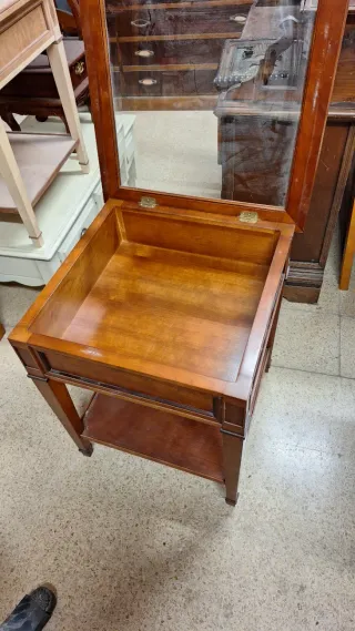 Mesa auxiliar de madera con cristal