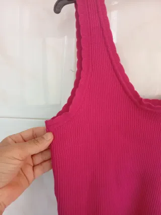 Top rojo de tirantes acanalado