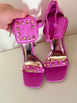 Sandalias de tacón rosa con tachuelas doradas