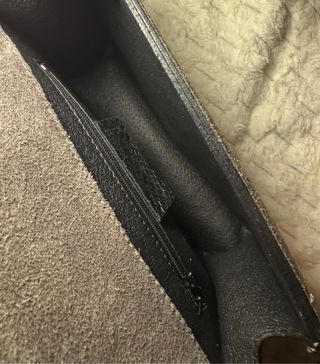 Bolso gris con cadena