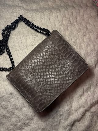 Bolso gris con cadena