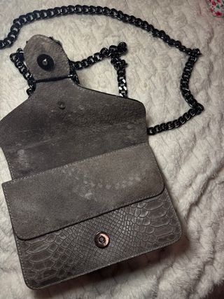 Bolso gris con cadena