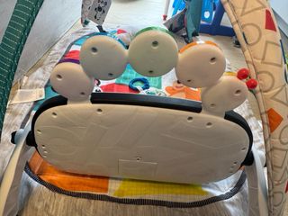 Gimnasio para bebé con piano