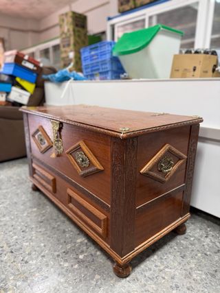 Baúl antiguo madera tallada - Arcón decorativo