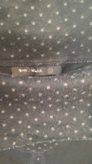 Jersey negro cuello alto estampado