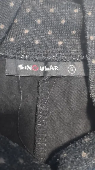 Jersey negro cuello alto estampado