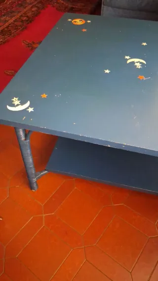 Mesa de centro dde madera cuadrada azul