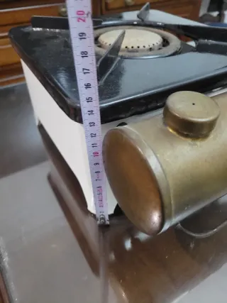 Antiguo hornillo de petroleo de laboratorio