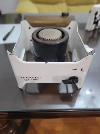 Antiguo hornillo de petroleo de laboratorio