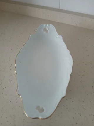 Salsera y 3 bandejas de porcelana