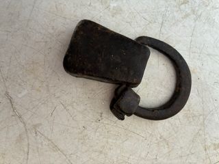 Antigua pesa de hierro forjado