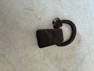 Antigua pesa de hierro forjado