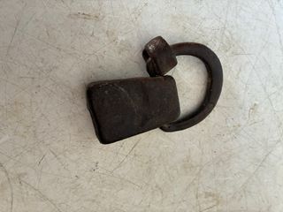 Antigua pesa de hierro forjado