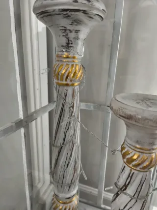 Candelabros de madera dorados y blancos