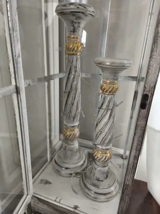 Candelabros de madera dorados y blancos